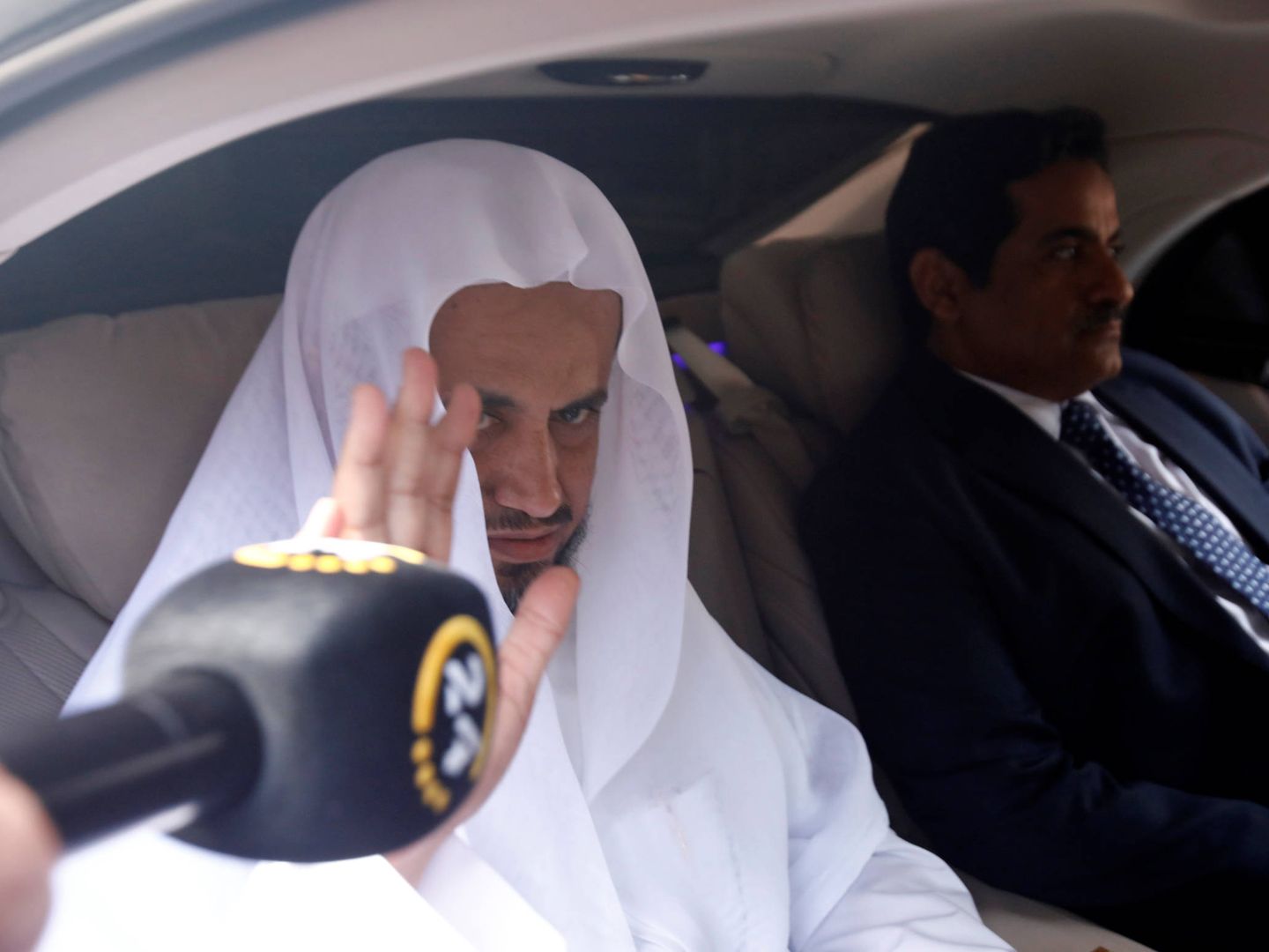 El fiscal jefe saudí, Saud Al Moyeb, abandona el consulado de su país en Estambul. (Reuters)