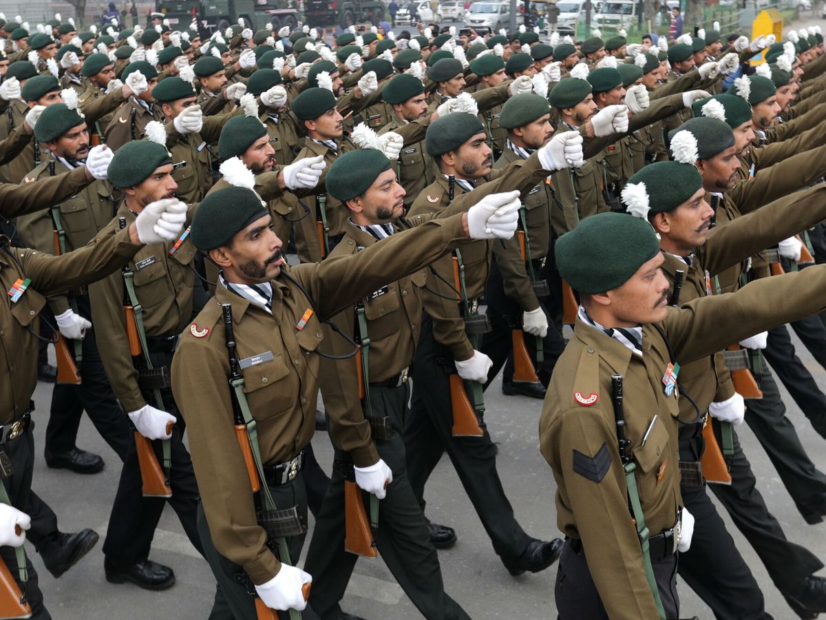 Foto: Soldados indios preparan el desfile del Día de la República. (EFE/Rajat Gupta)