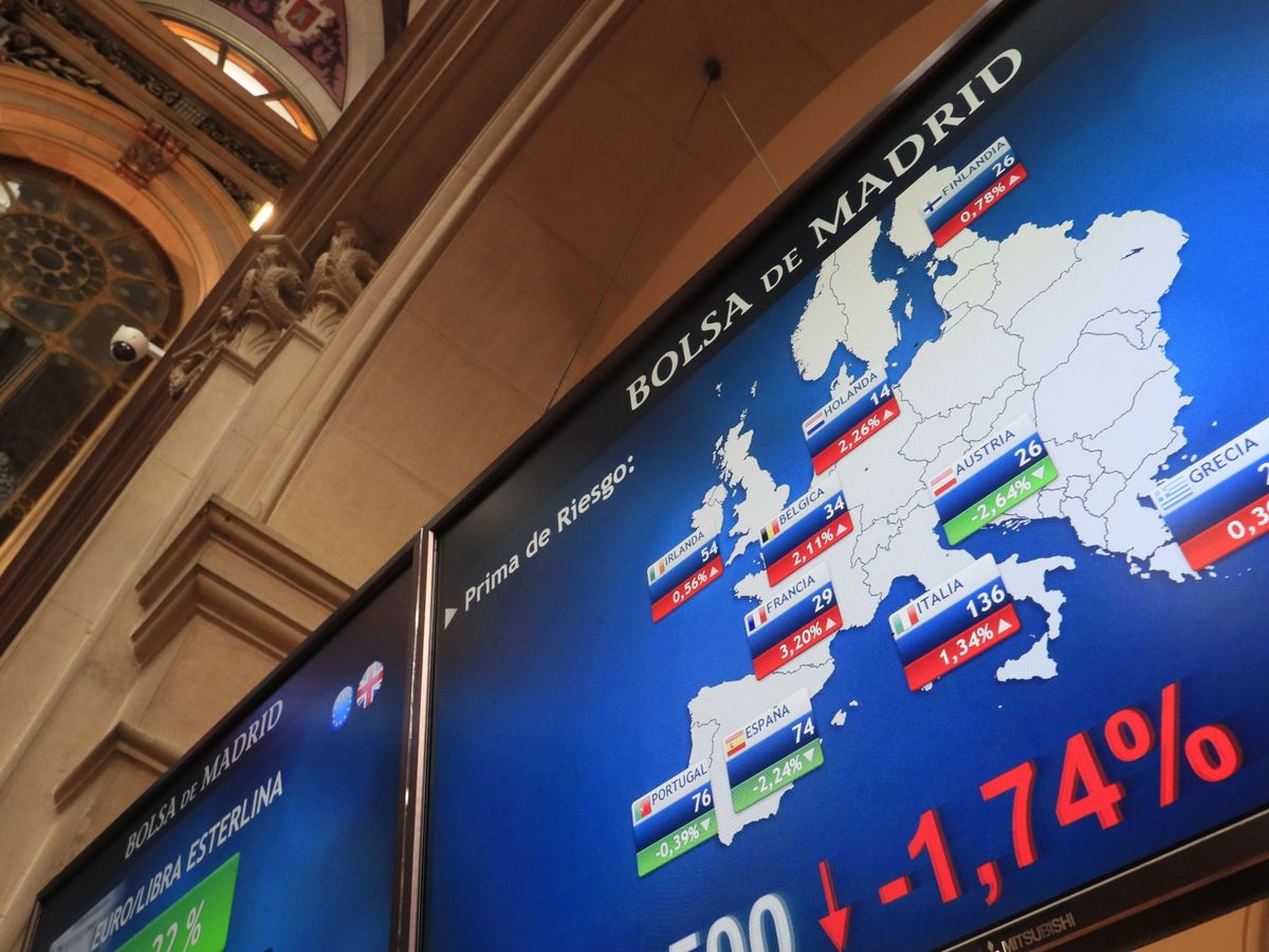 Foto: Pantallas de deuda en la Bolsa de Madrid