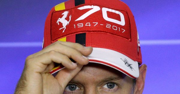 Foto: Vettel, con la gorra conmemorativa de los 70 años de Ferrari. (Reuters)