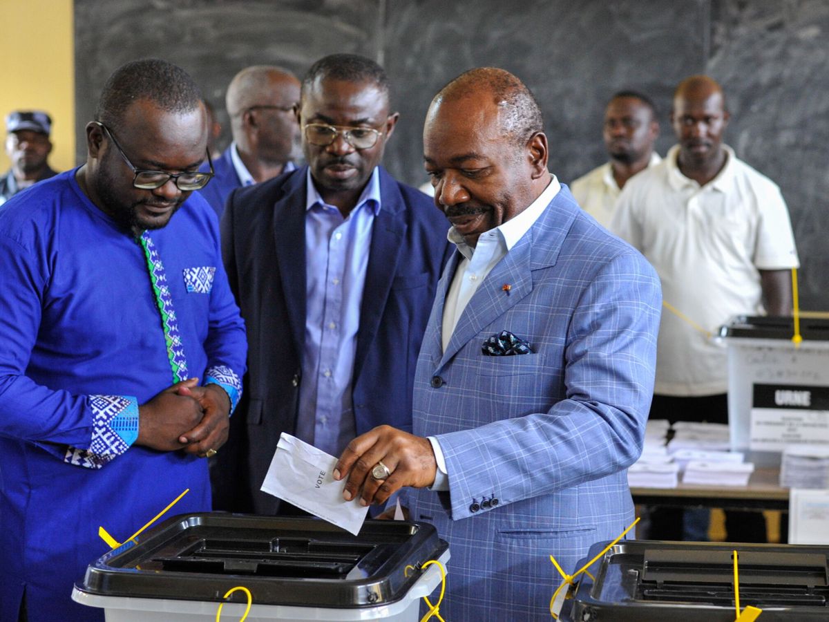 Foto: El presidente Ali Bongo vota en un colegio electoral. (EFE/EPA/STR) 