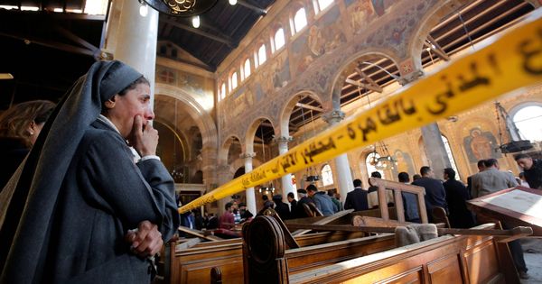 Foto: Un monja llora en la catedral copta de Egipto tras el atentado con bomba de diciembre. (Reuters)