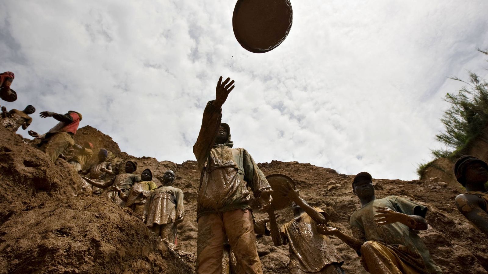 Foto: Mineros forman una cadena humana en una mina de oro cercana al pueblo de Kobu, en Congo (Reuters). 