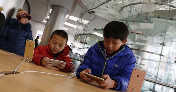 Foto: Los niños prefieren la tecnología a jugar entre ellos (EFE/Wu Hong)