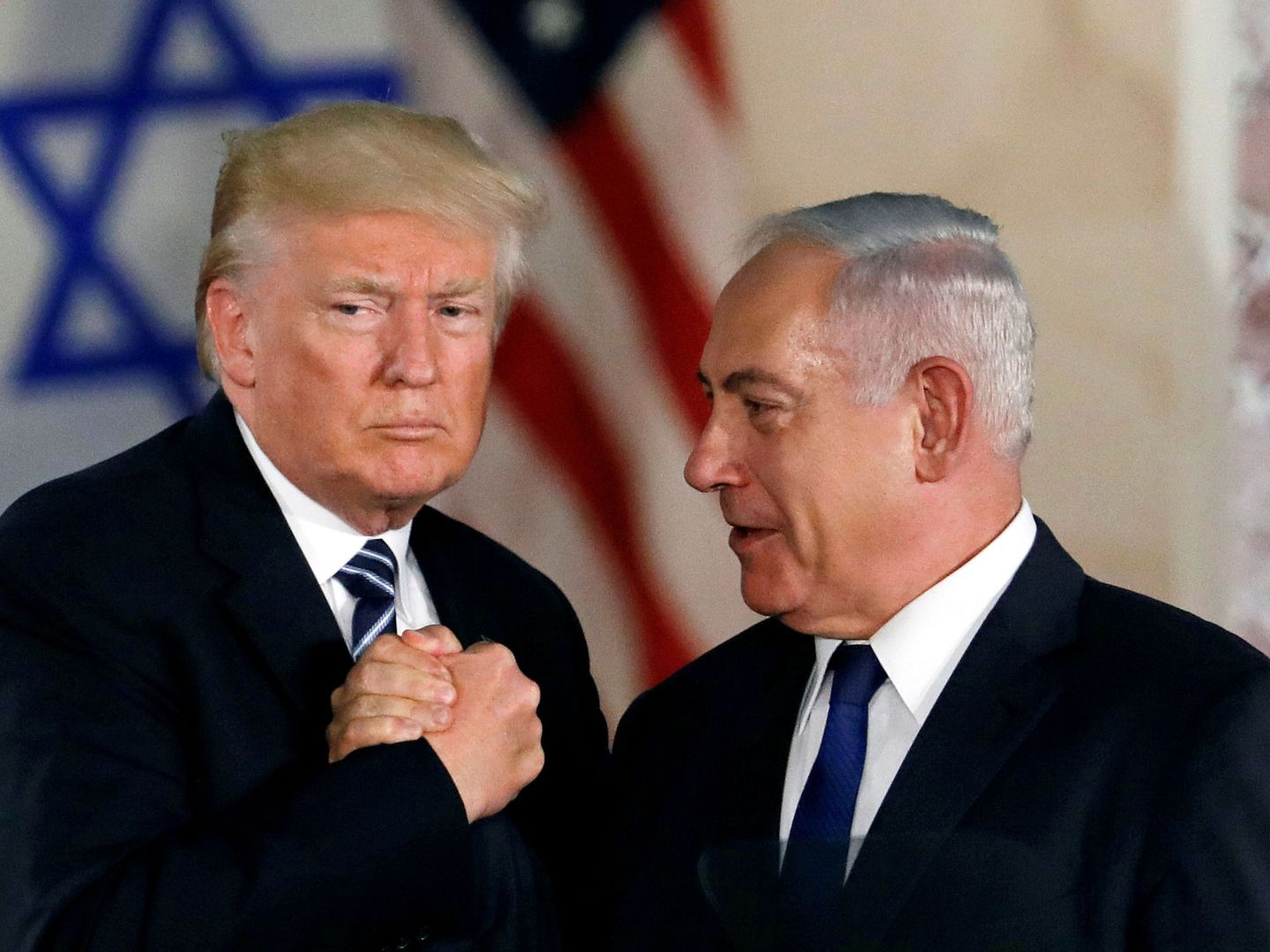 Netanyahu saluda a Donald Trump. (Reuters)