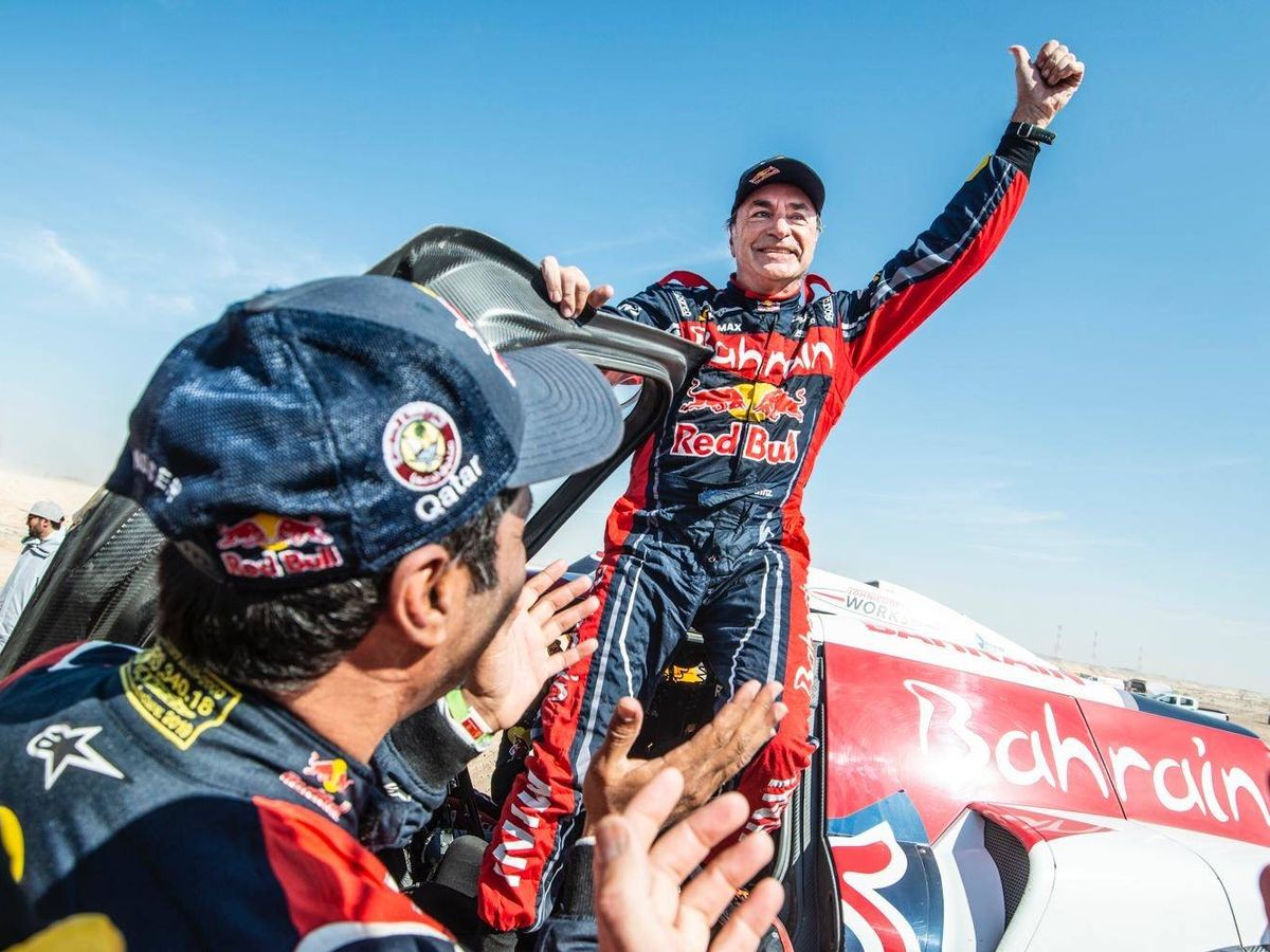 Foto: Carlos Sainz celebra su tercer título en el Dakar nada más entrar en meta. (Dakar)