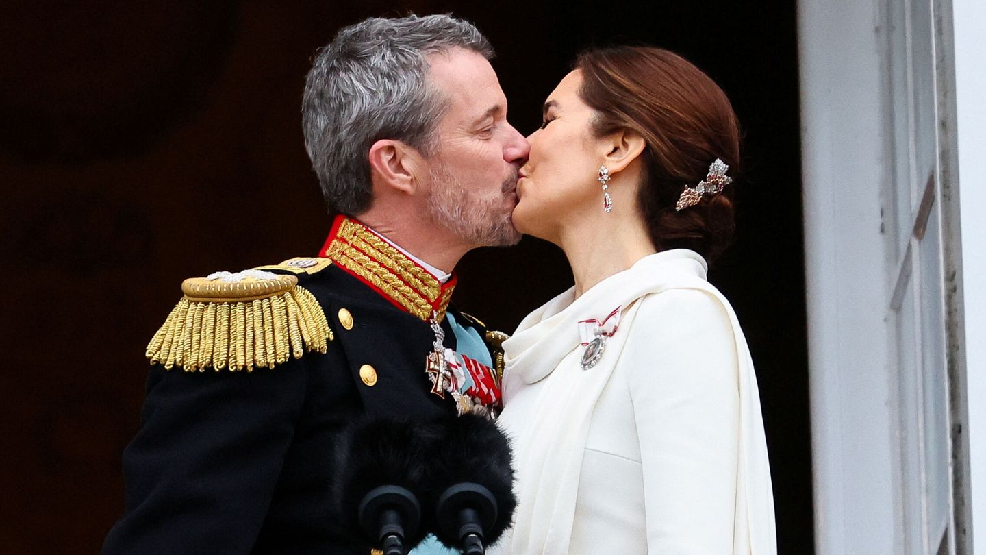 Denmark's newly proclaimed King Frederik and Queen Mary kiss on the balcony of Christiansborg Palace, following the abdication of former Queen Margrethe who reigned for 52 years, in Copenhagen, Denmark, January 14, 2024.   REUTERS Wolfgang Rattay