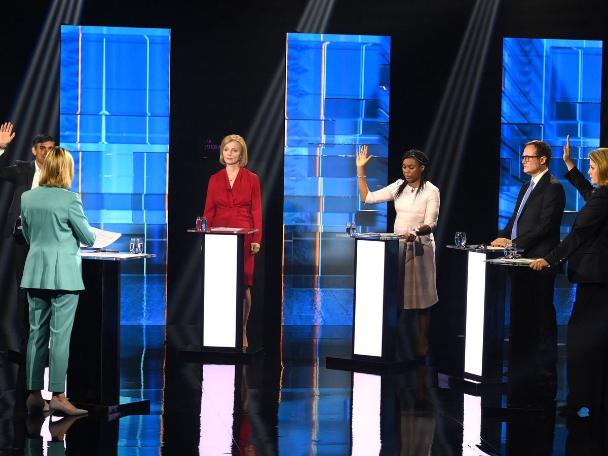 Foto: Los candidatos 'tories' se enfrentan en un debate (EFE/Jonathan Hordle)