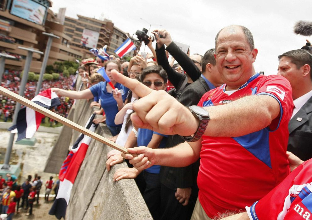 Foto: Luis Guillermo Solís celebra los triunfos de Costa Rica como un aficionado más (EFE)