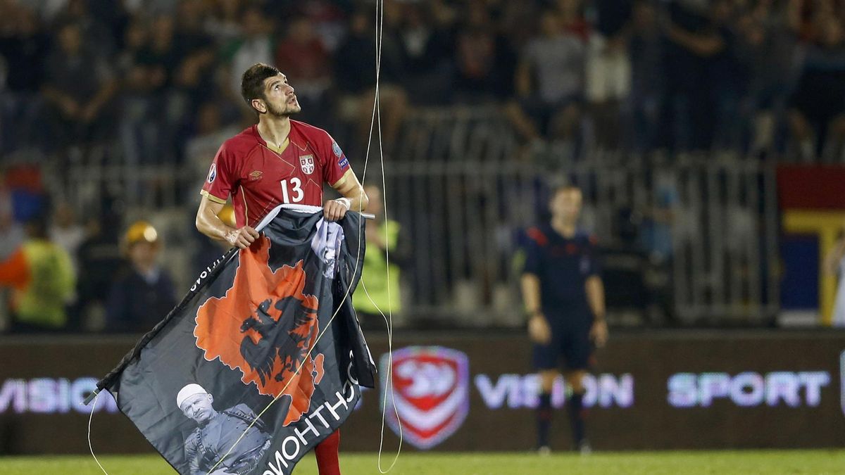 Un dron con una bandera provoca una tangana y la suspensión del Serbia-Albania