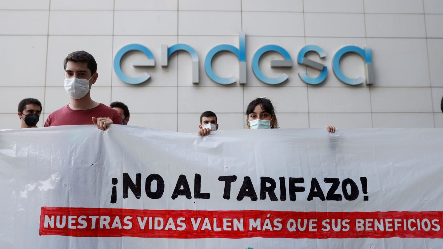 La organización Anticapitalistas protesta por las nuevas tarifas del recibo de la luz frente a la sede de Endesa, en Madrid. (EFE/Mariscal)