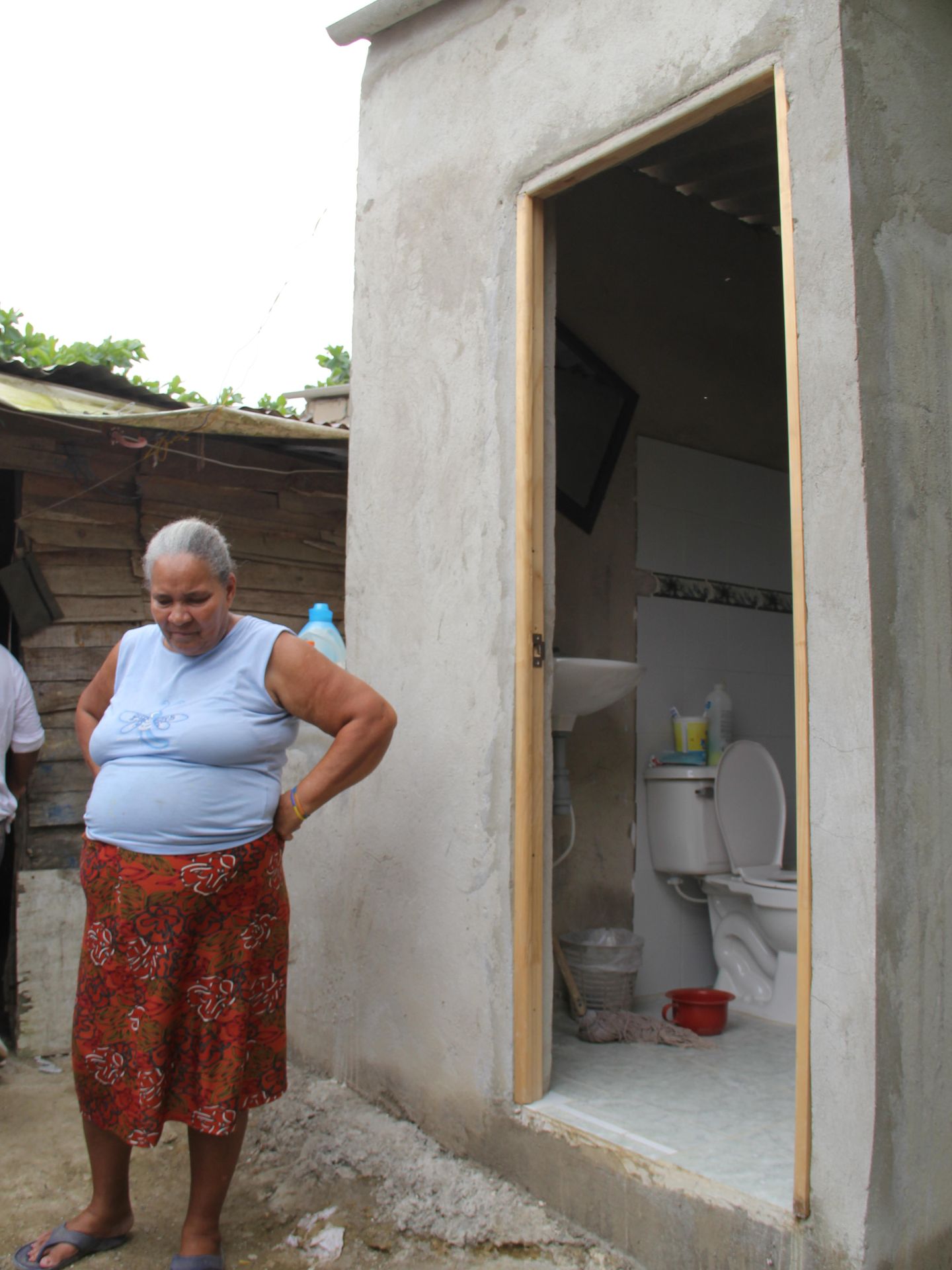 Una vecina de El Pozón muestra orgullosa su nuevo baño. (Corvivienda)