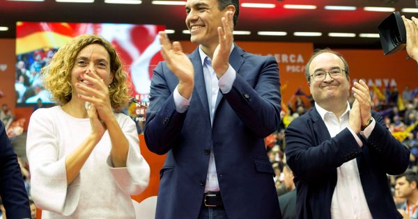 Foto: El presidente del Gobierno, Pedro Sánchez (c), la candidata al Congreso y ministra Meritxell Batet (i) y el primer secretario del PSC, Miquel Iceta, en el mitin de Barcelona. (EFE)