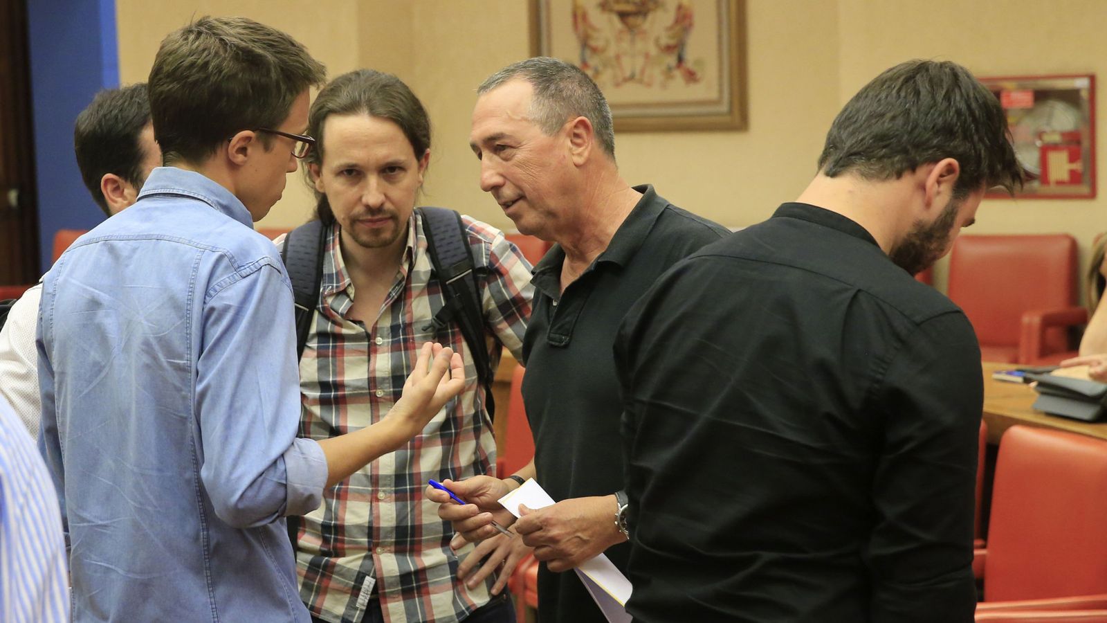Foto: Joan Baldoví conversando con Pablo Iglesias e Íñigo Errejón. (EFE) 