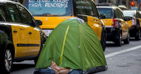 Foto: Un taxista duerme dentro de una tienda de campaña, en Barcelona. (EFE/Quique García)