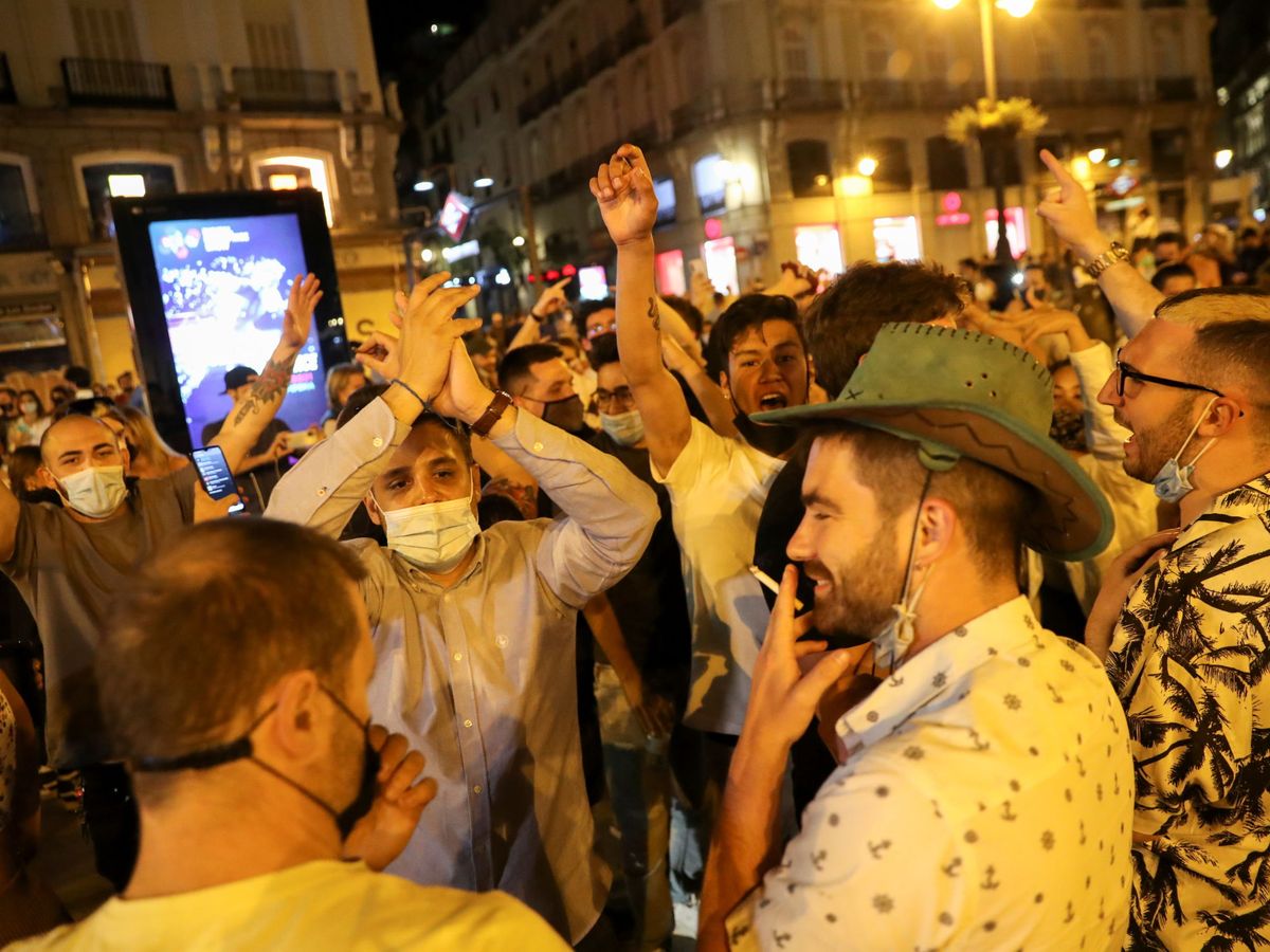 Foto: Reuniones en la Puerta del Sol (Madrid) tras decaer el estado de alarma. (EFE)