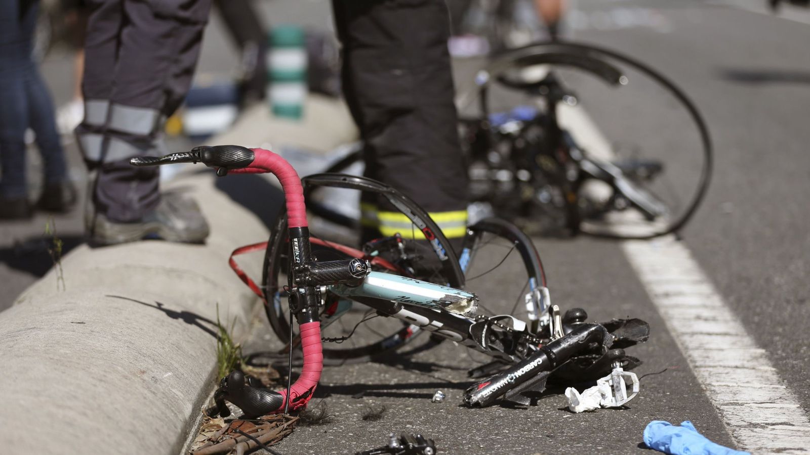 Foto: Imagen de archivo de un accidente en el que varios ciclistas resultaron heridos en Pontevedra. (EFE)