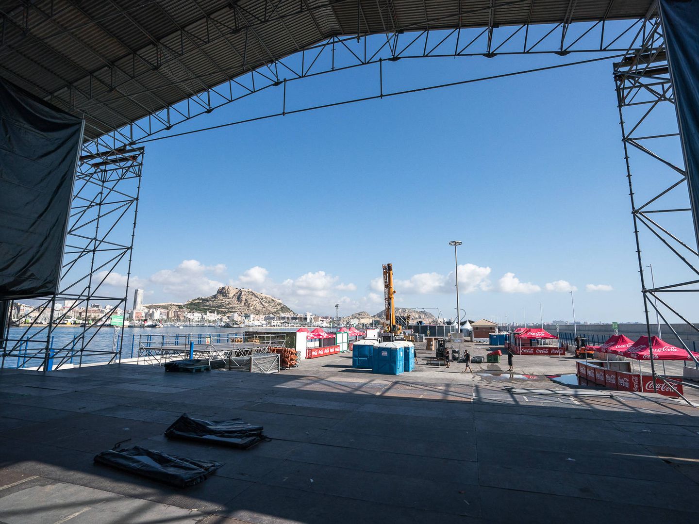 Imagen del escenario levantado en el 'Race Village' montado en el Puerto de Alicante. (Álex Postigo/Alicante Puerto de Salida)