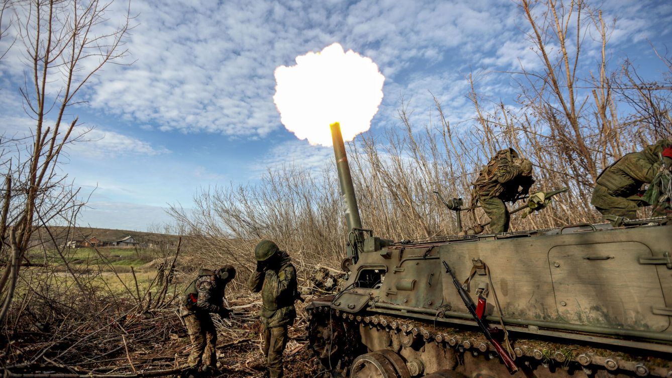 Foto: Un soldado ucraniano dispara contra el enemigo. (EFE)