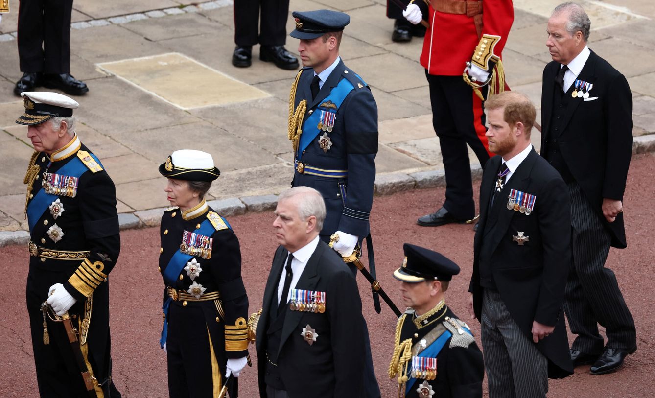 Miembros de la familia real, entre ellos Harry y Andrés, en la procesión del funeral de Isabel II. (Reuters/Pool/Henry Nicholls)