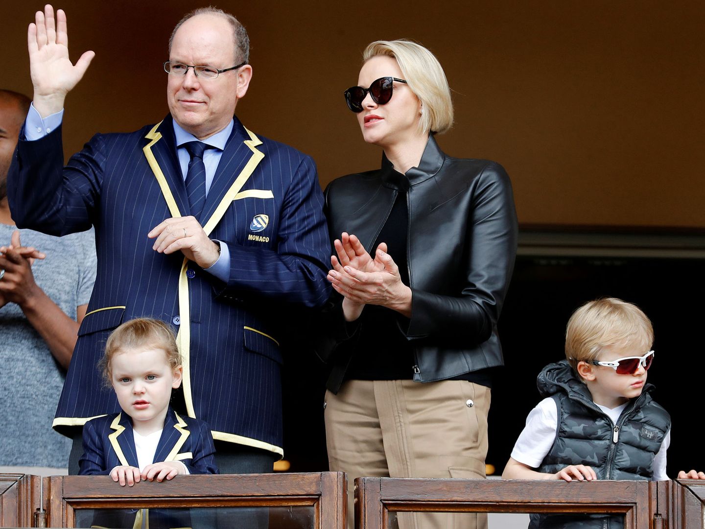 Alberto y Charlene de Mónaco junto a sus hijos en el estadio Louis II  de Mónaco. (Reuters)