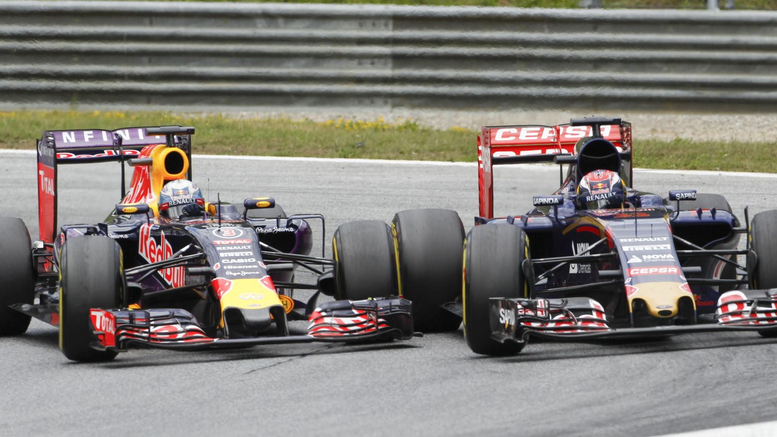 Foto: Verstappen y Ricciardo compitiendo en la pista durante 2015.