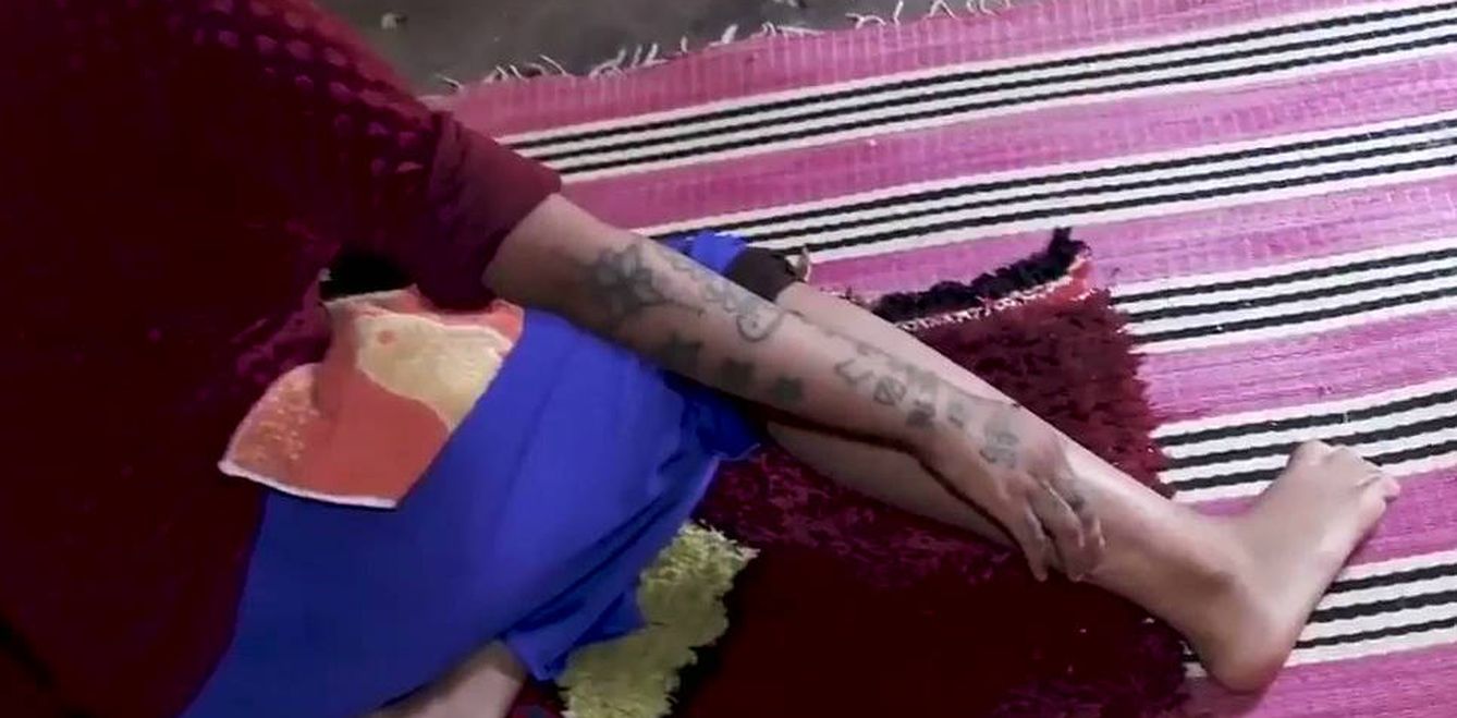 La joven Khadija Okkarou fue secuestrada y sufrió todo tipo de abusos durante dos meses, como esos tatuajes realizados a la fuerza por sus captores.