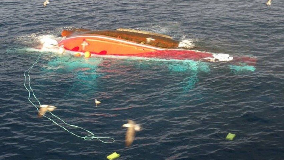 Buscan a un tripulante desaparecido de un barco pesquero que volcó en Cantabria