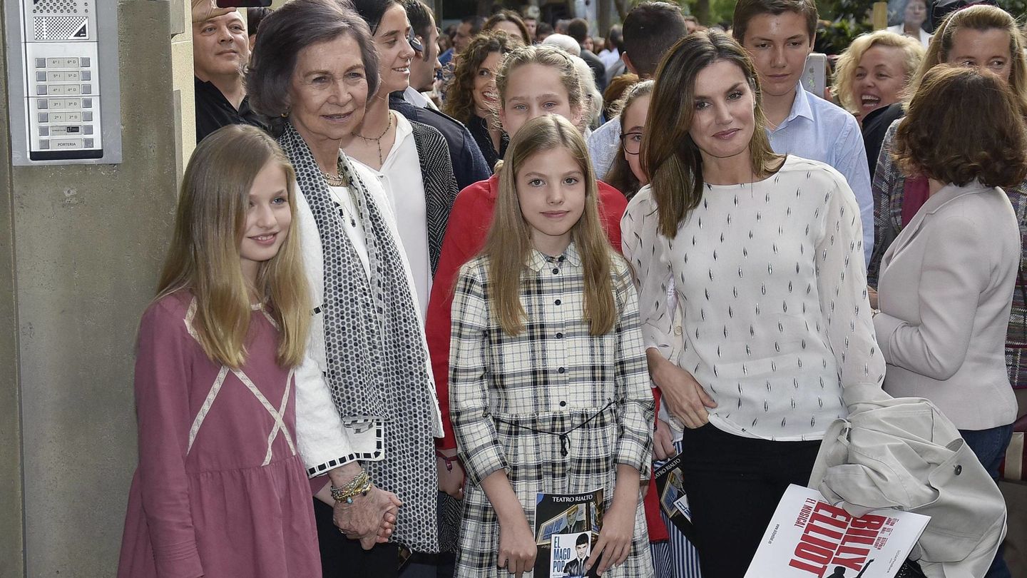 La reina Sofía, con la reina Letizia y sus nietas en el estreno del musical 'Billy Elliot'. (Cordon Press)