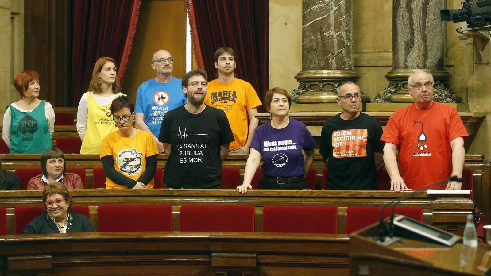 Foto: Los diputados de Catalunya Sí que es Pot en el Parlamento el día que se votó la ratificación del 9-N tras su anulación por parte del TC. (EFE)