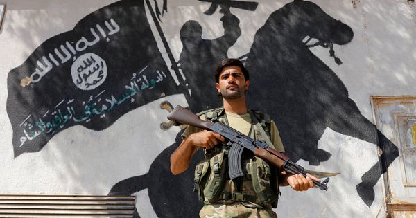 Foto: Soldado frente a un mural del Estado Islámico. (Reuters)