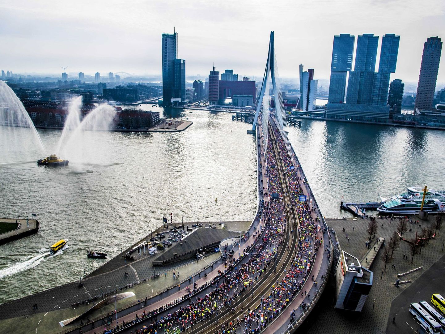 Vista aérea de la maratón de Rotterdam sobre el puente Erasmus, el pasado abril. (EFE)