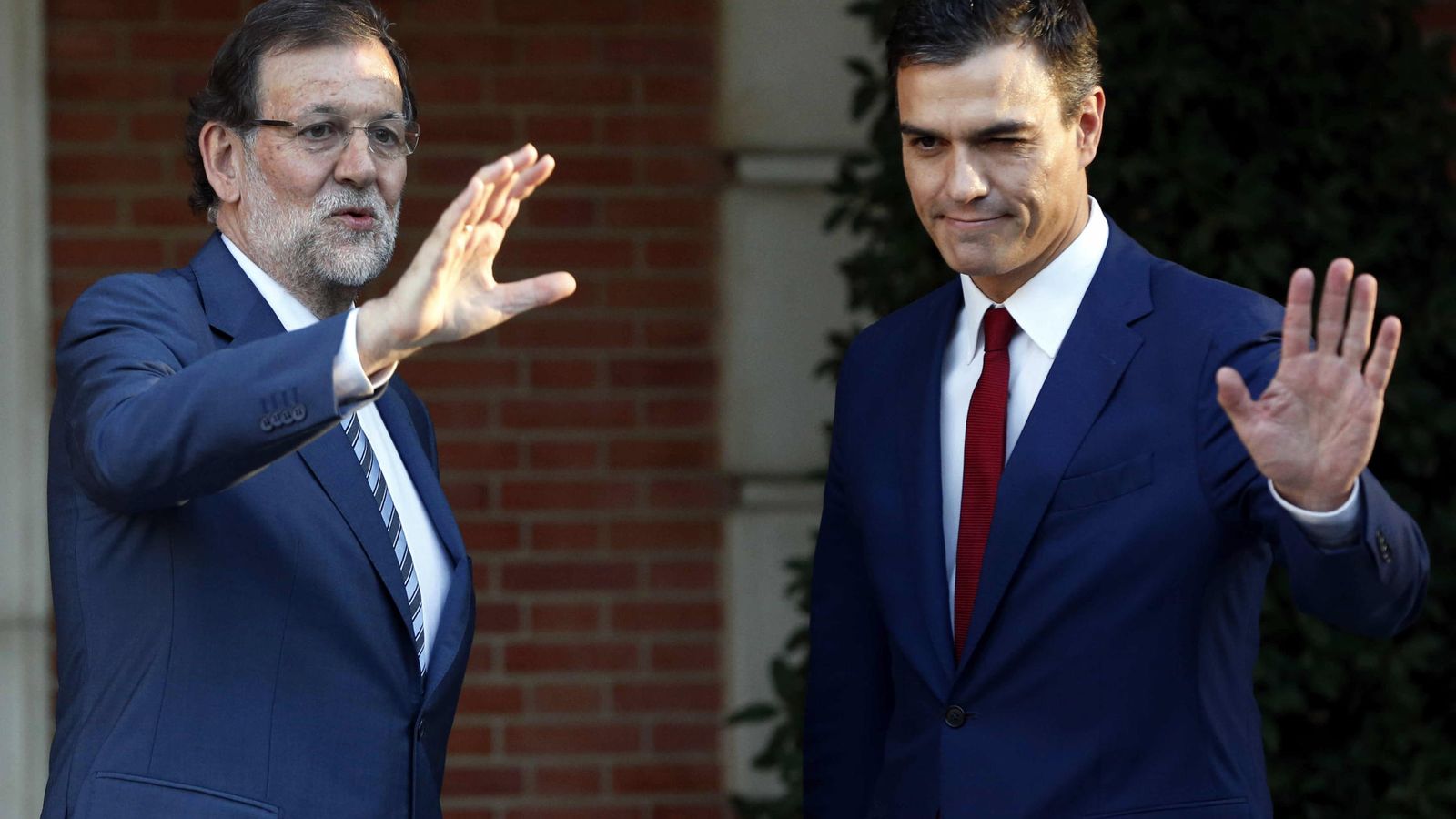 Foto: El presidente del Gobierno en funciones, Mariano Rajoy, junto al secretario general del PSOE, Pedro Sánchez, en La Moncloa. (EFE) 