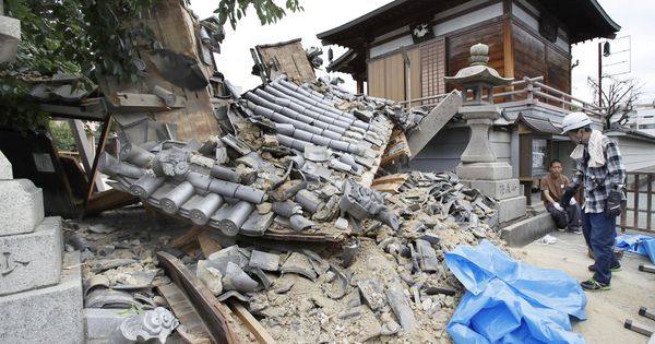 Foto: Un templo queda destrozado por el terremoto sufrido en Japón. (Reuters)