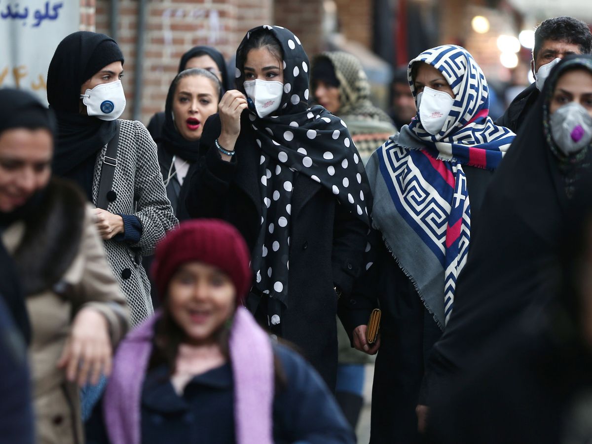 Foto: Mujeres iraníes se protegen con máscaras en Irán. (Reuters)