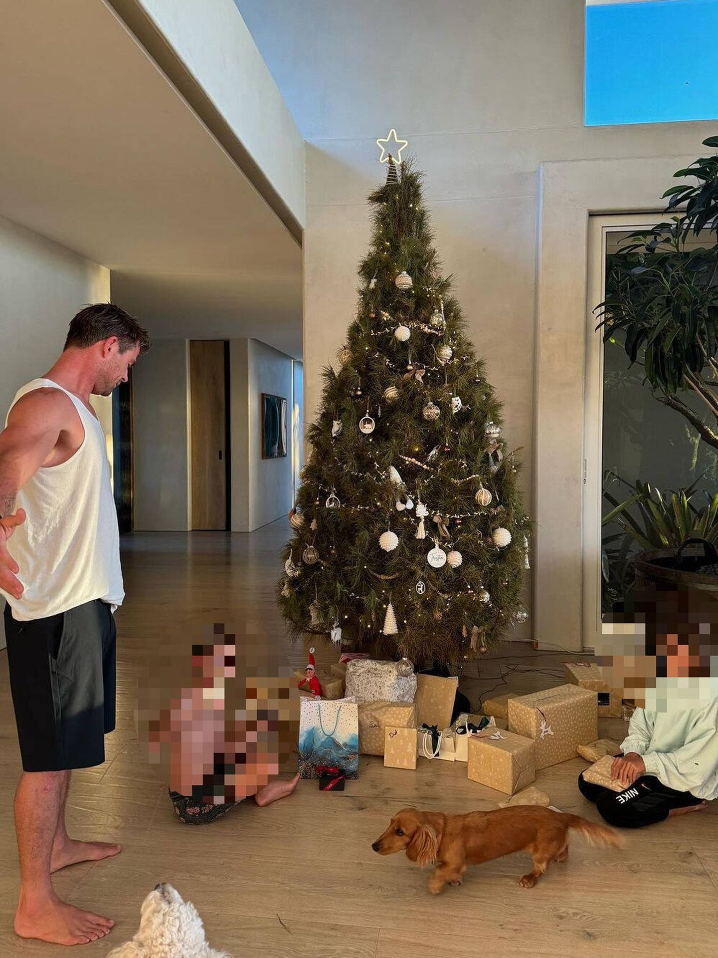 Fotografía de Chris Hemsworth con sus hijos abriendo los regalos. (Instagram/@elsapataky)