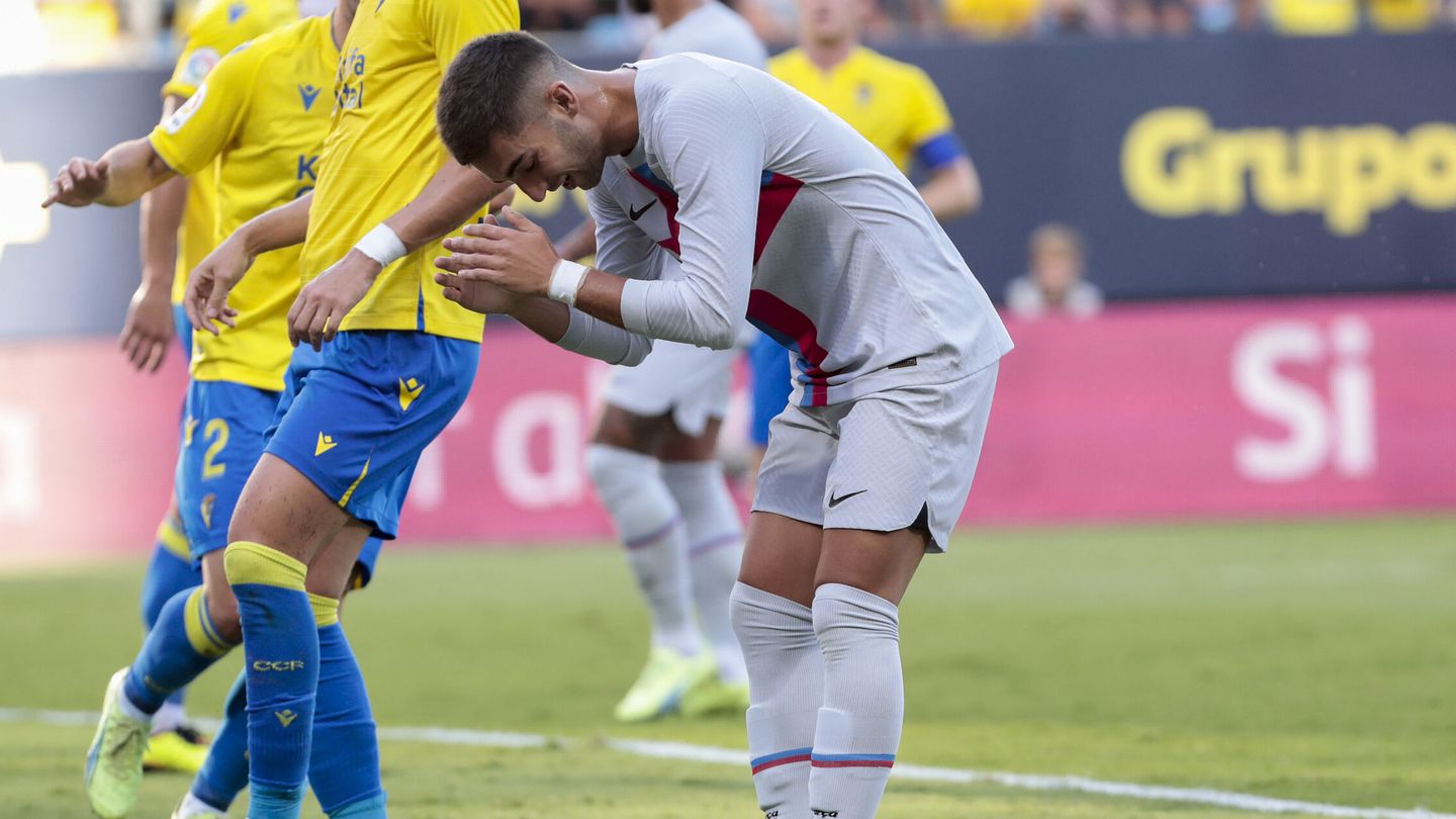 El delantero del Barcelona FC, Ferrán Torres, se lamenta de una jugada durante el partido. (EFE/Román Ríos). 