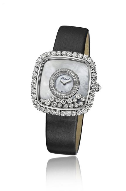 En la última versión del reloj joya Happy Diamonds de Chopard unos diamantes móviles de diferentes tamaños danzan libremente sobre un fondo de nácar blanco perlado. (47.780 euros)