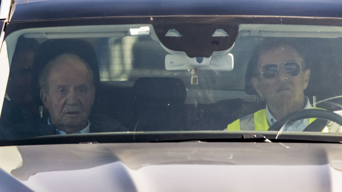 El rey Juan Carlos y Pedro Campos, en el aeropuerto de Vigo. (EFE/Brais Lorenzo)