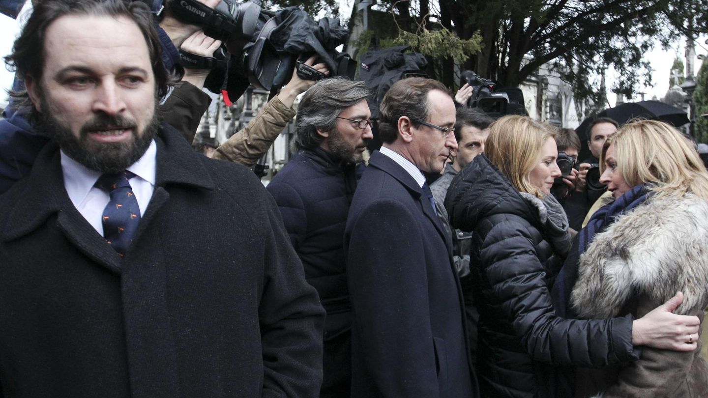 Abascal, ya en Vox, en el homenaje a Gregorio Ordóñez en 2014 en presencia de los dirigentes del PP vasco Iñaki Oyarzábal, Alfonso Alonso y Arantxa Quiroga, que van a saludar a Consuelo Ordóñez. (EFE)