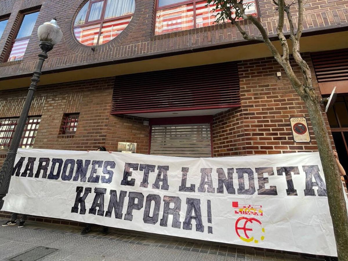 Foto: Pancarta en Bilbao pidiendo la dimisión de Mardones y Landeta. (Twitter)