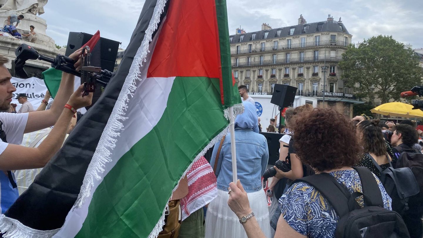 Una mujer ondea la bandera de Palestina en la manifestación. (Albert Ortega)