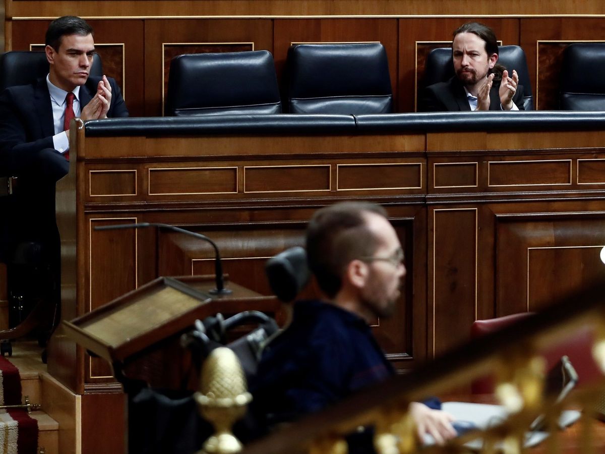 Foto: El presidente del Gobierno, Pedro Sánchez, y el líder de Unidas Podemos, Pablo Iglesias (d), apaluden a Pablo Echenique (c) durante el último pleno celebrado en el Congreso de los Diputados. EFE