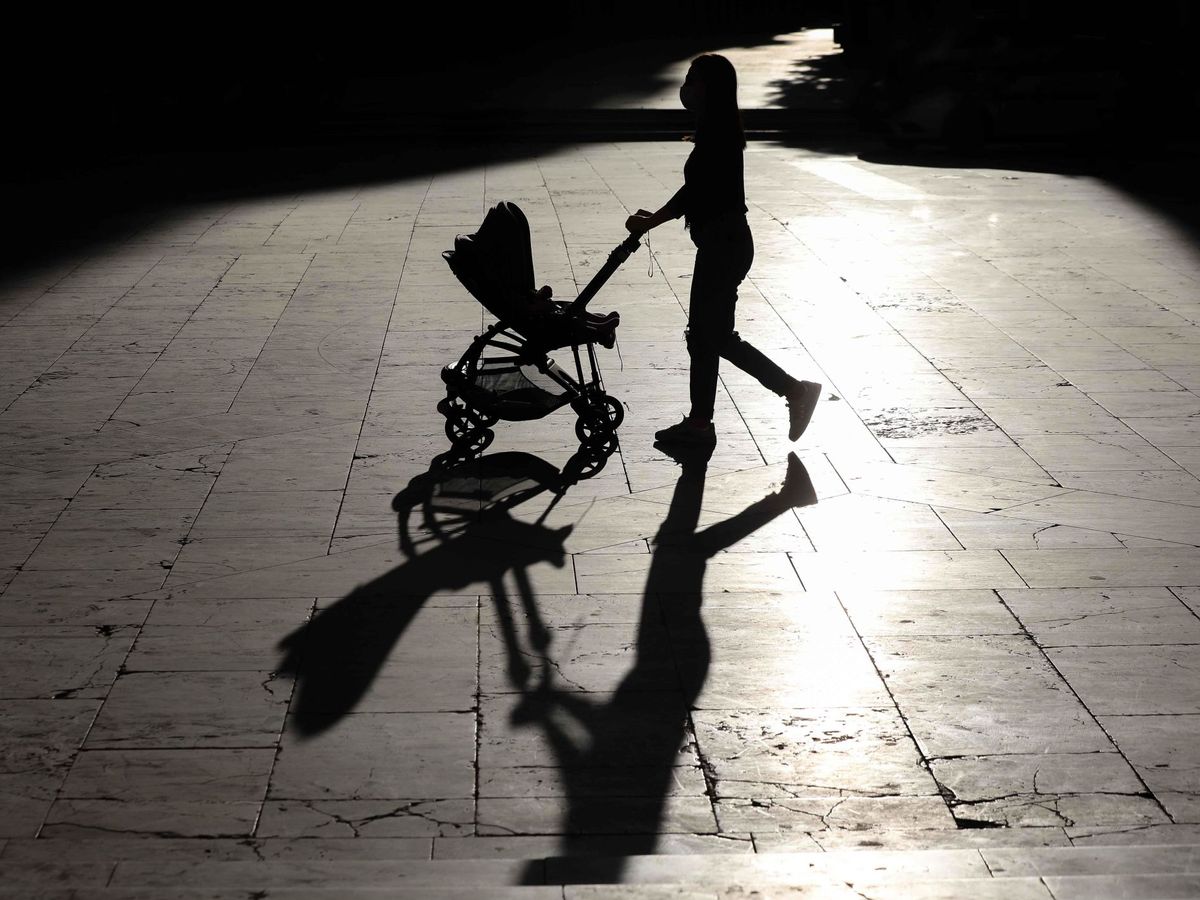 Foto: Una madre pasea a su bebé en Valencia (EFE)