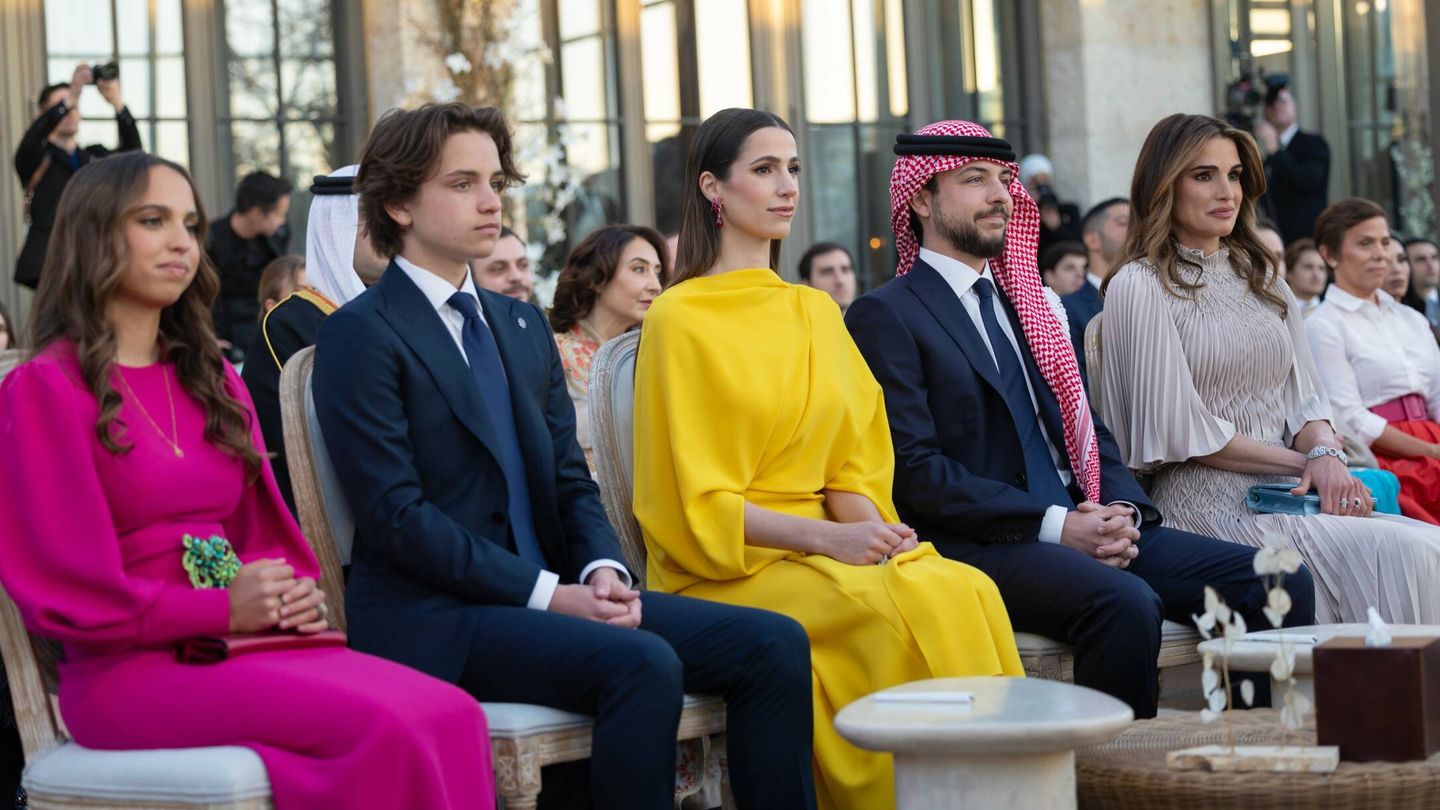 La reina Rania, junto a su futura nuera, su hijo Hashem y su hija Salma. 