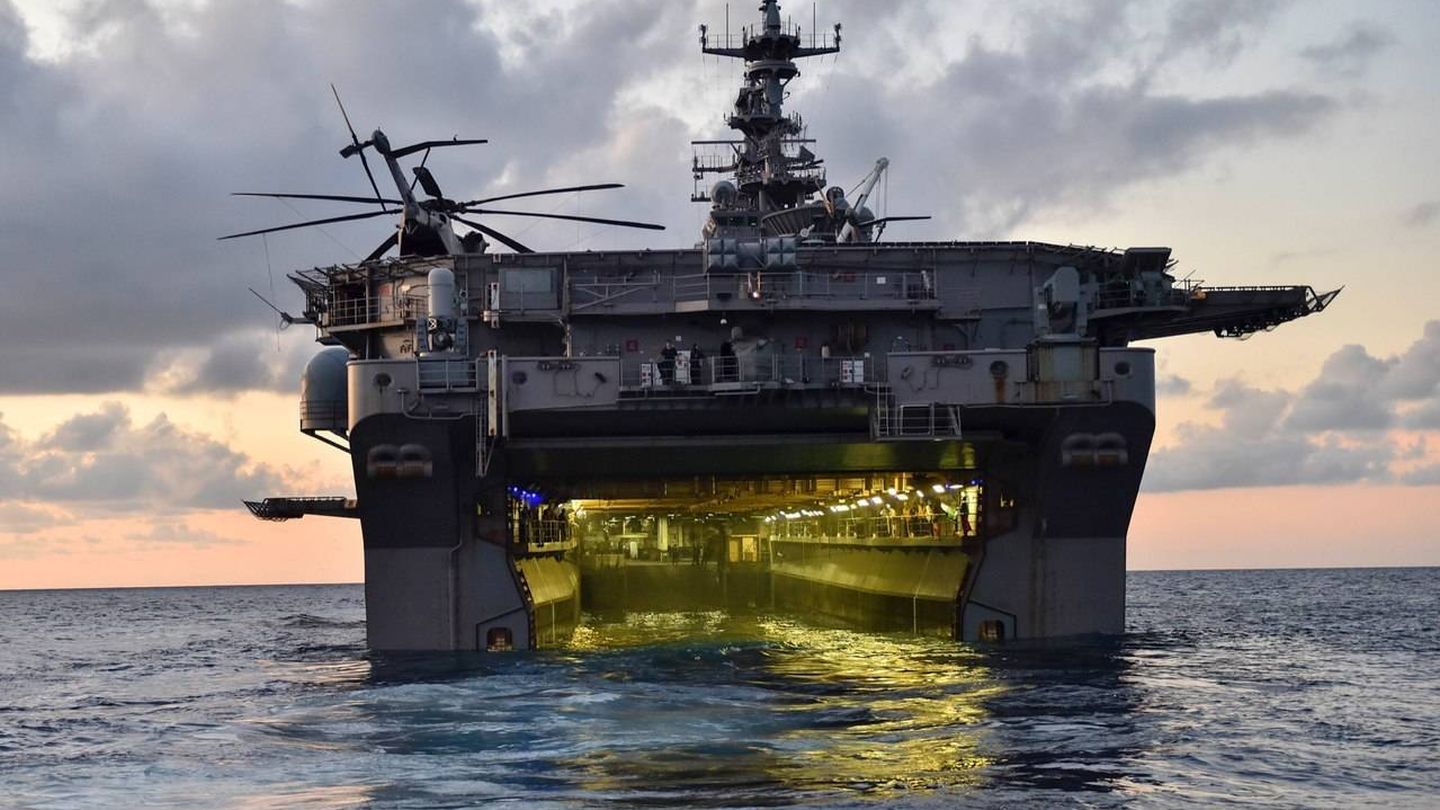 Interior del dique inundable del USS Iwo Jima. (Foto: Armada de EEUU)