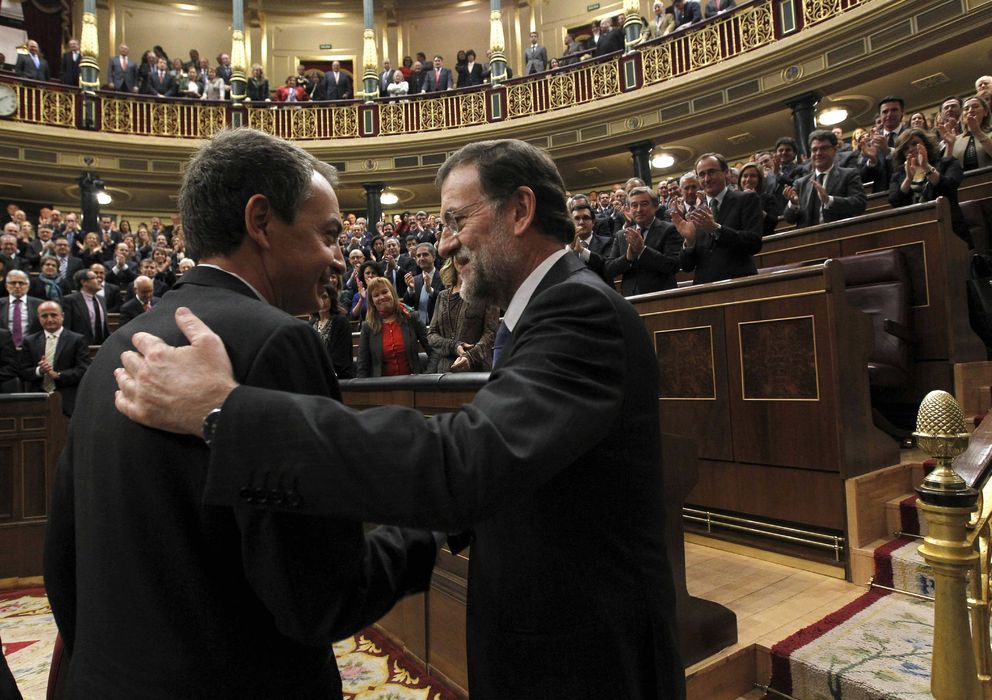 Foto: Zapatero felicita a Rajoy tras ser investido este último presidente del Gobierno. (Efe)