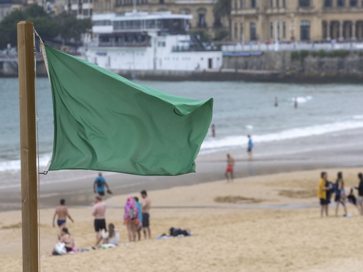 Foto: Vista de una bandera verde (baño libre) ondeando este martes en la playa de La Concha de San Sebastián.(EFE/Javier Etxezarreta)