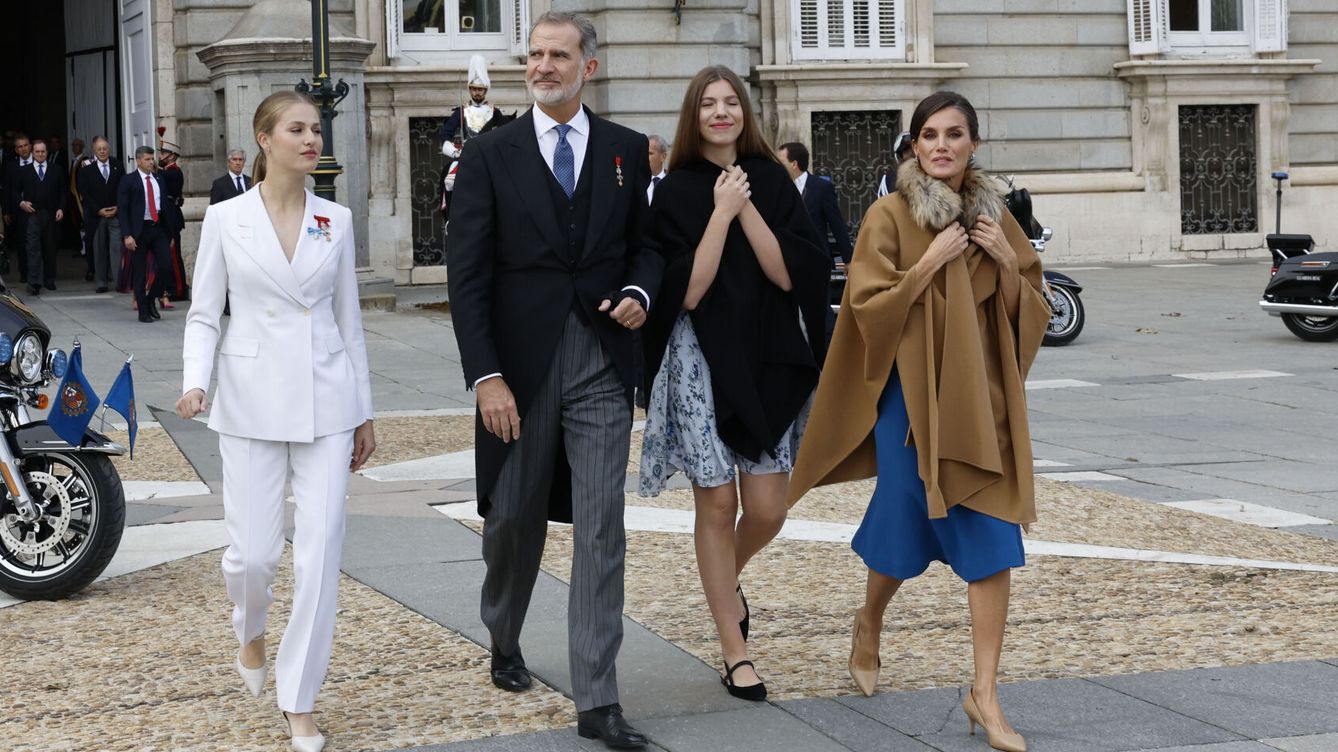 Foto: Los reyes Felipe VI y Letizia, la princesa Leonor y la infanta Sofía a su salida del Palacio Real. (EFE/ Casa S.M El Rey/ Francisco Gomez)