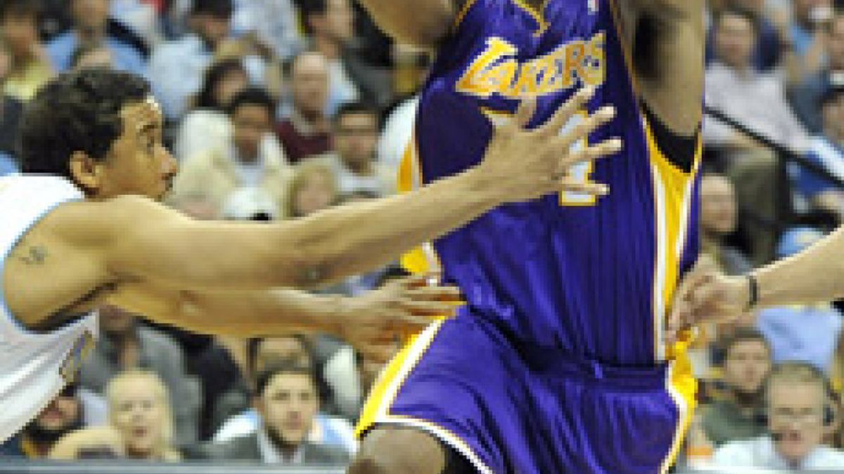 Bryant jugó en equipo para que los Lakers se pongan a un triunfo de semifinales